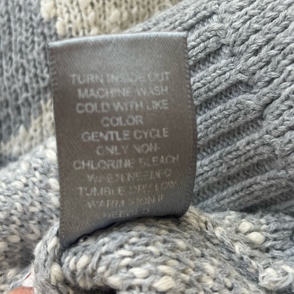 Marled Gray Star Patterned Sweater - Picture 5 of 5